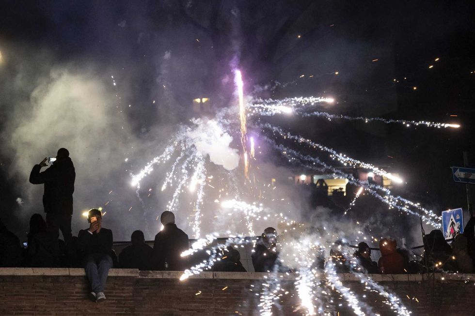 Capodanno: razzi ad altezza uomo, scippi e risse. I maranza fanno la festa agli italiani