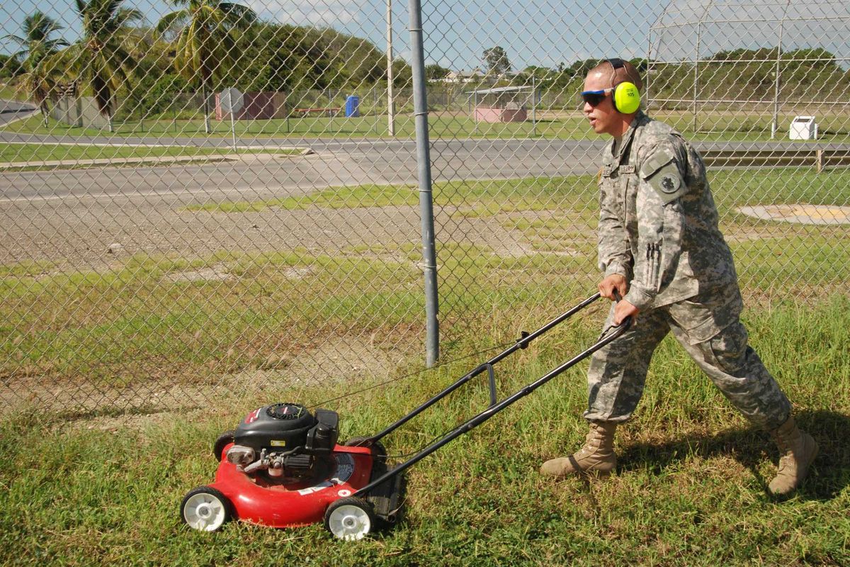 File:Lawn Mowing DVIDS119604.jpg - Wikimedia Commons