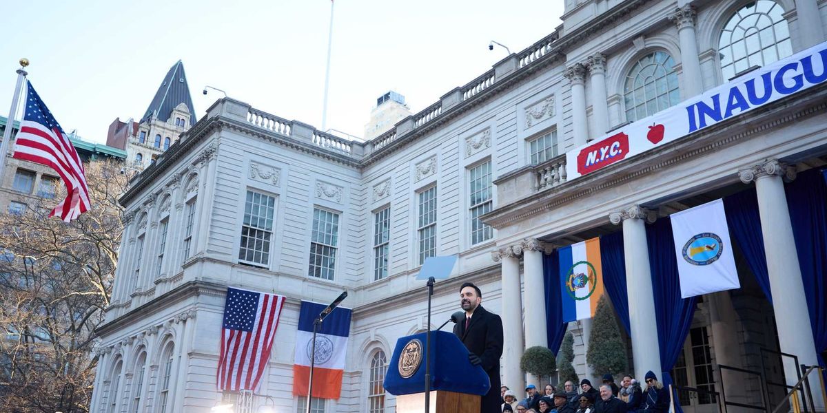 il sindaco comunista fa il saluto romano per242 nessuno sbraita e c8217232 la prima grana da Laverita.info il sindaco comunista fa il saluto romano per242 nessuno sbraita e c8217232 la prima grana