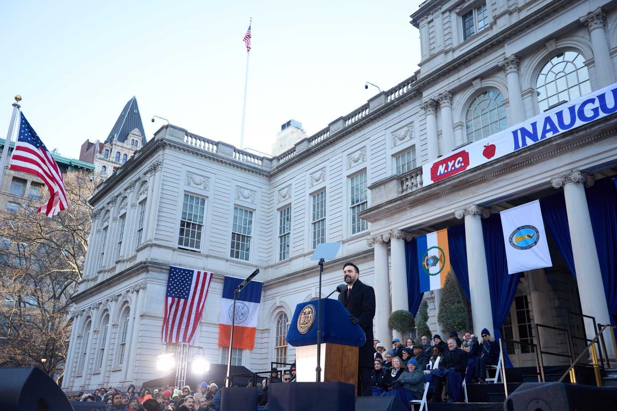 Il sindaco comunista fa il saluto romano però nessuno sbraita. E c’è la prima grana