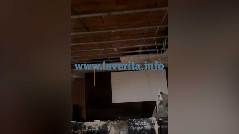 Le immagini del controsoffitto crollato nella villa di Totti: nuova lite con Ilary Blasi