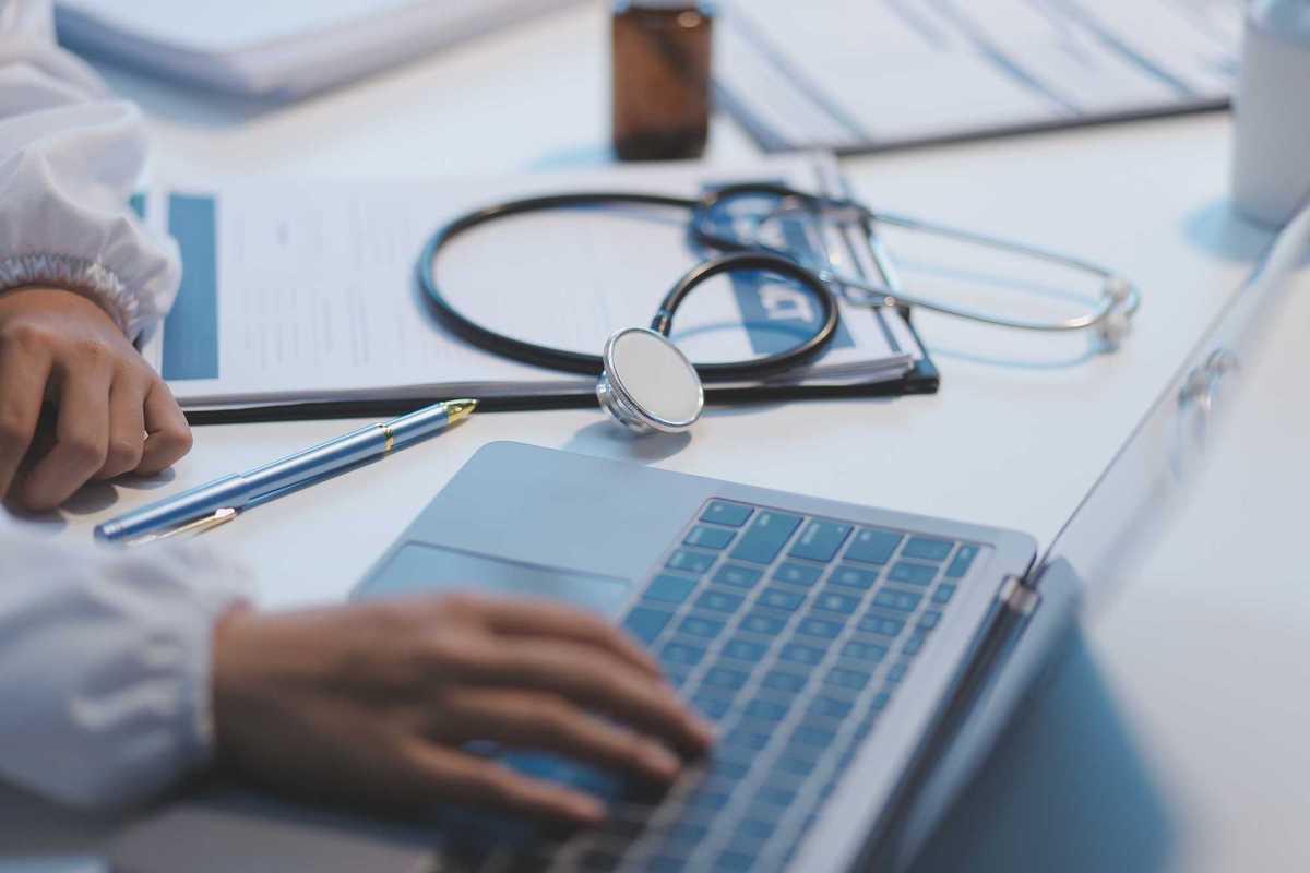 La sinistra chiede 70.000 euro a ogni medico