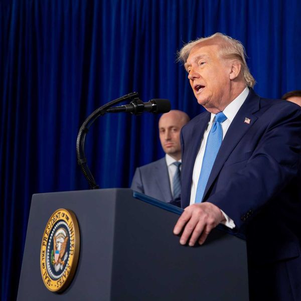 I leader Ue tentano il muro. Ma il tycoon non molla e tratta con la Groenlandia