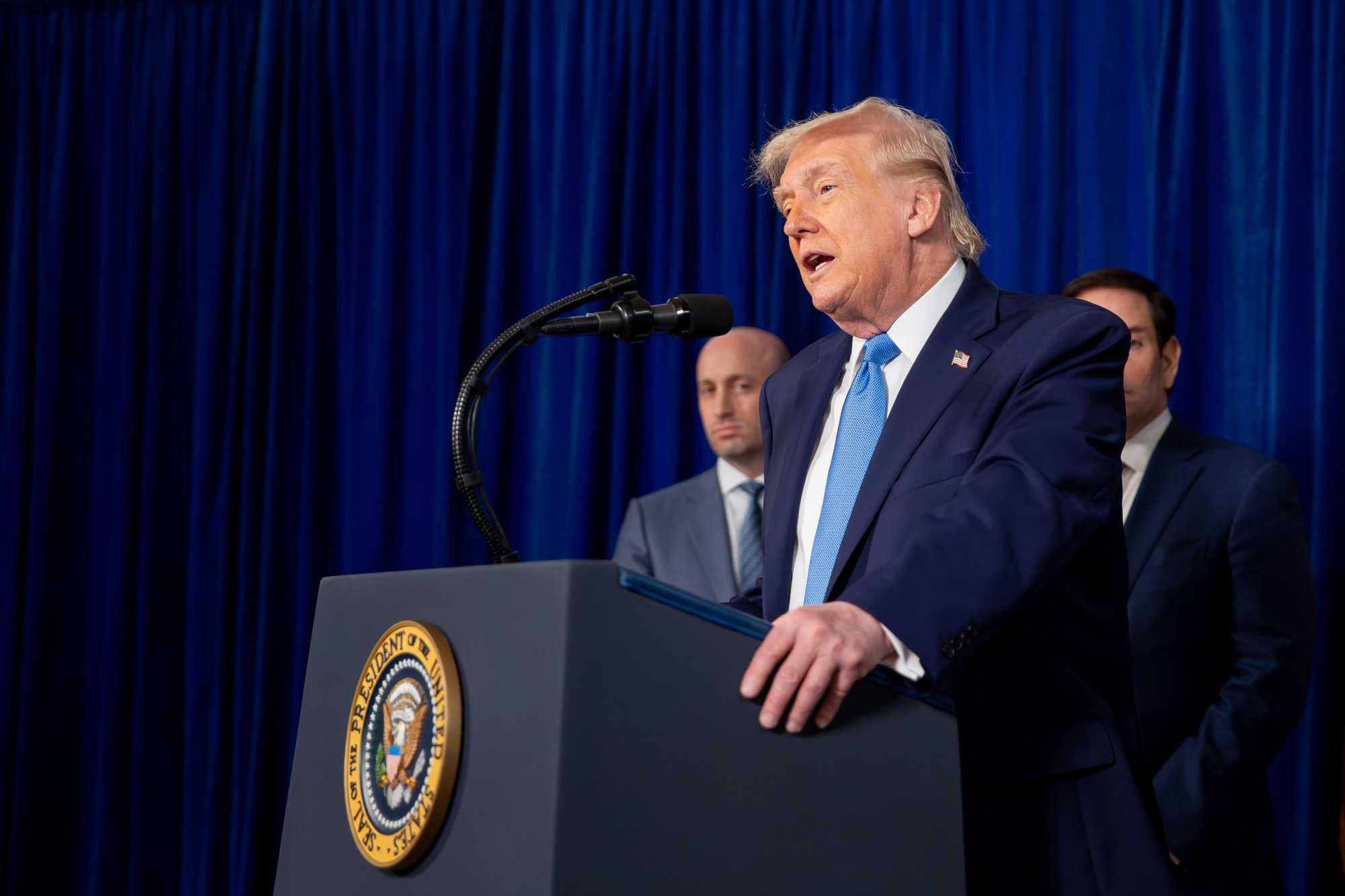 I leader Ue tentano il muro. Ma il tycoon non molla e tratta con la Groenlandia