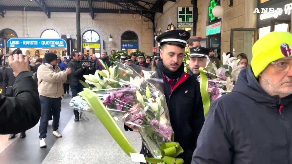 Capotreno ucciso a Bologna, l'omaggio dei colleghi in divisa