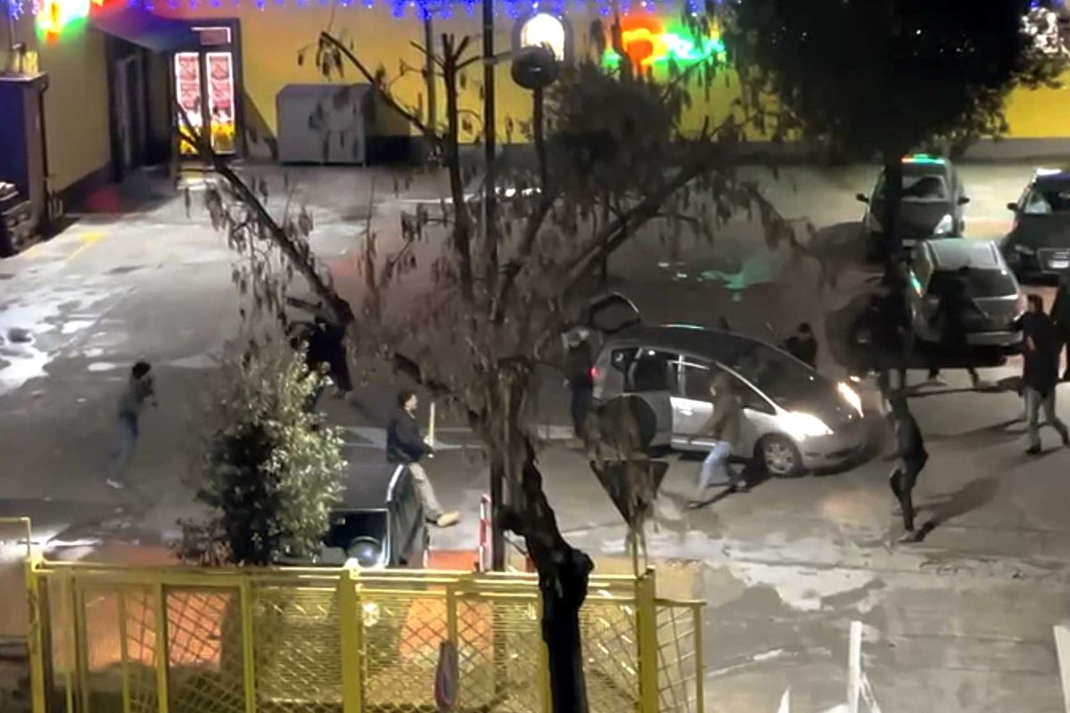 Il saluto romano indigna, la spranga rossa no