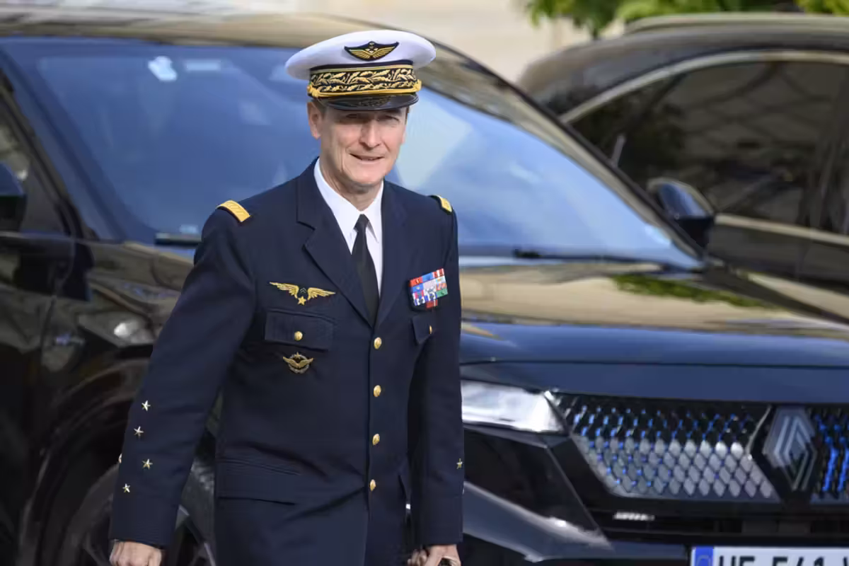 A generali e politici prudono le mani alla faccia di popolo e Costituzione