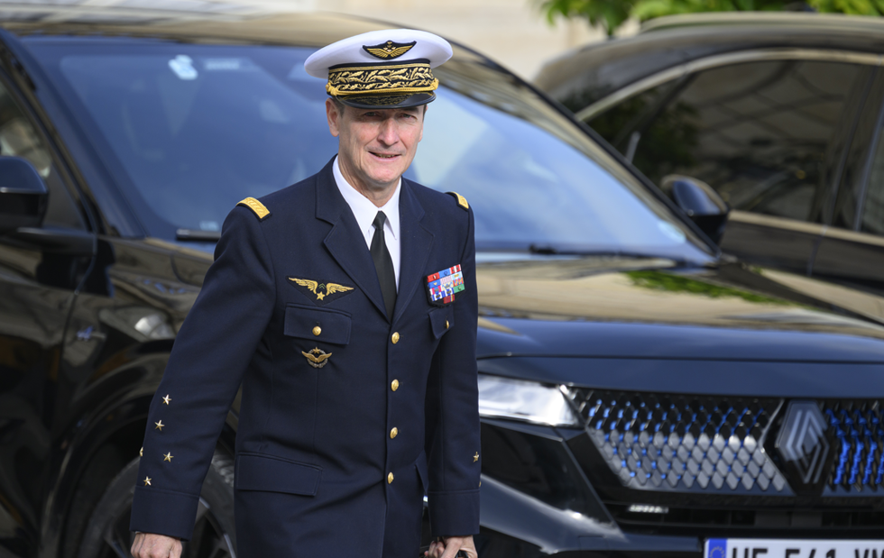 A generali e politici prudono le mani alla faccia di popolo e Costituzione