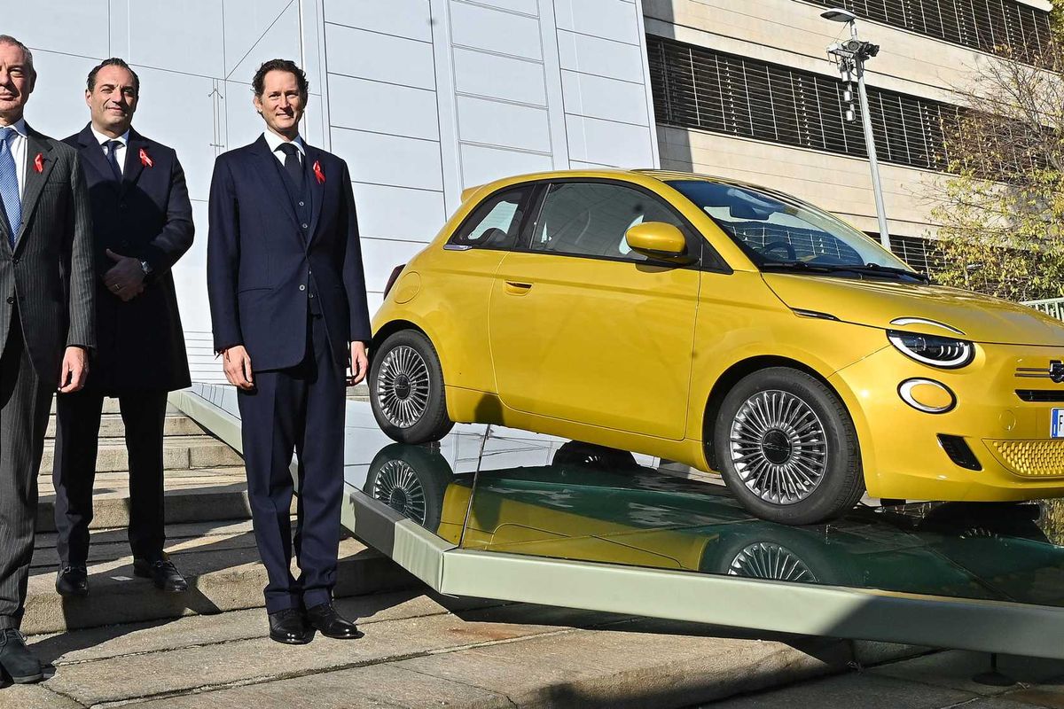 Stellantis & C. scoprono il bluff Ue: «Svolta sulle elettriche disastrosa»