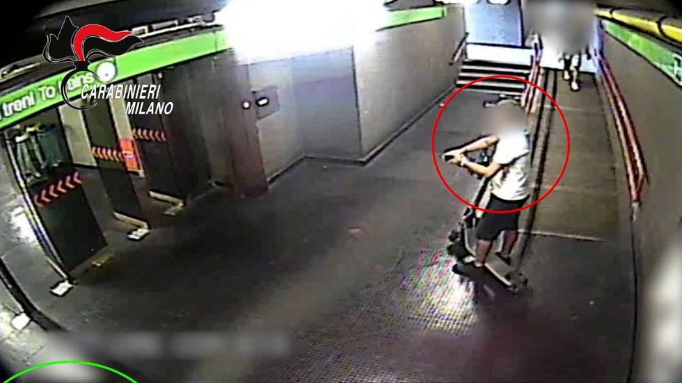 Immigrato pedina con il monopattino ragazzine a Milano e poi le violenta