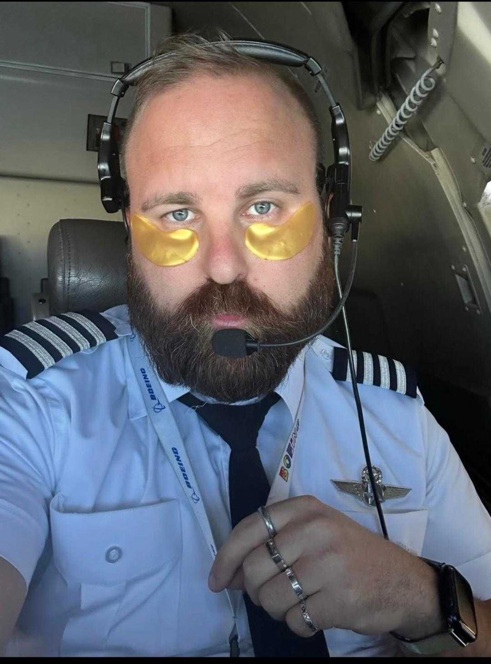 Pilot has the perfect response to  question about airline passengers wearing collagen face masks