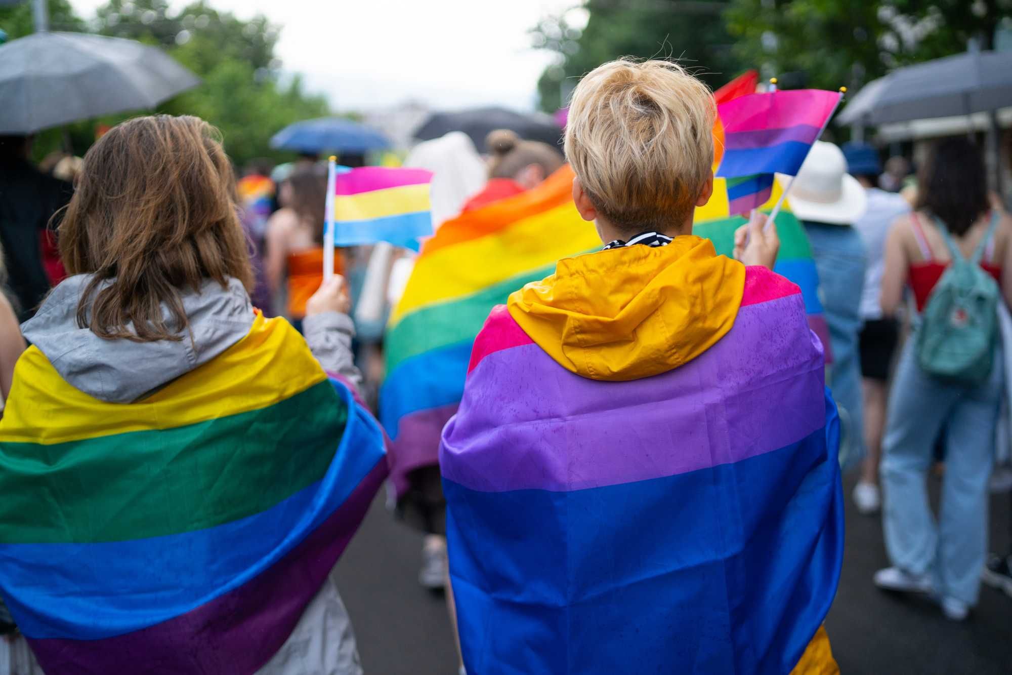 I giudici: no ai figli nel bosco, sì al cambio di sesso a 13 anni