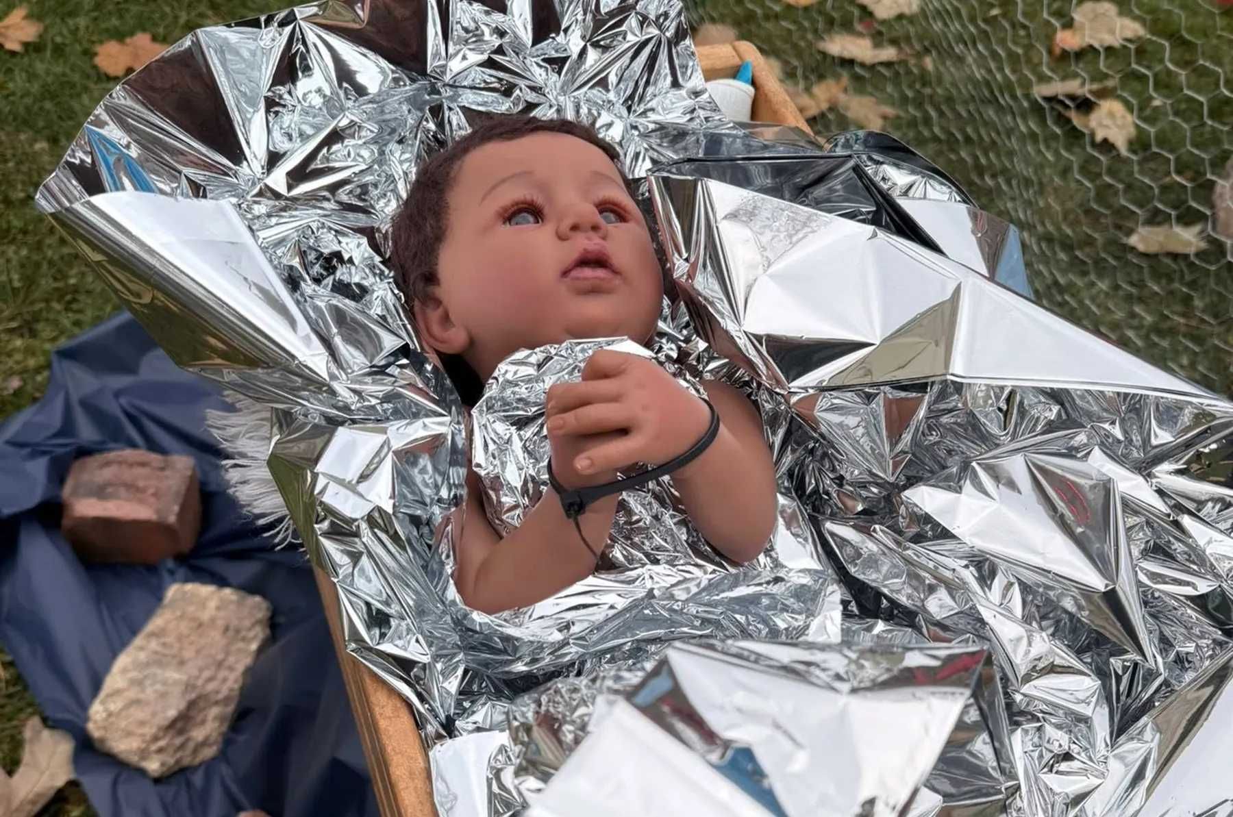 Presepi manipolati. Gli sfregi al Natale: da Gesù «bambina» alla stalla gommone