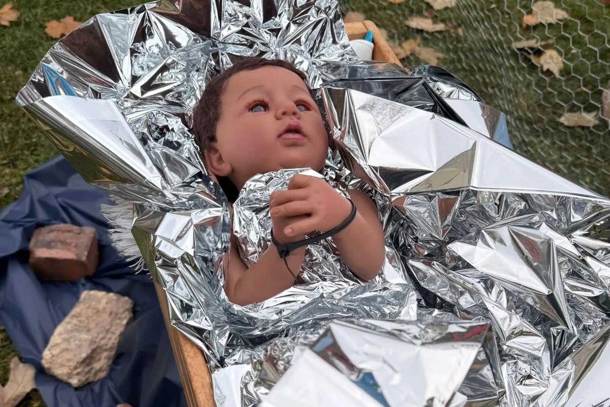 Presepi manipolati. Gli sfregi al Natale: da Gesù «bambina» alla stalla gommone