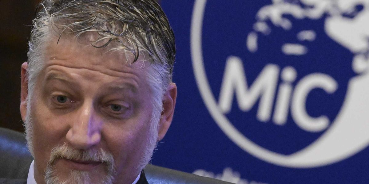 Giuli insulta chi non suona il flauto per lui