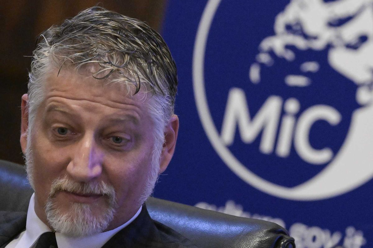 Giuli insulta chi non suona il flauto per lui