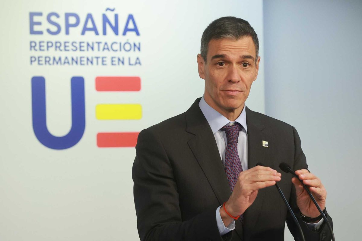 Sánchez finisce fritto in Estremadura. Ma non cede e s’attacca al rimpastino