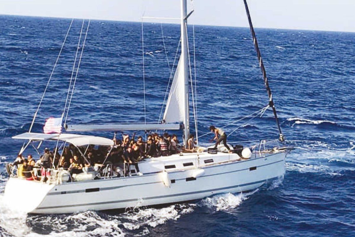 Ormai lo ammettono apertamente. «Macché delinquenti, gli scafisti sono eroi»