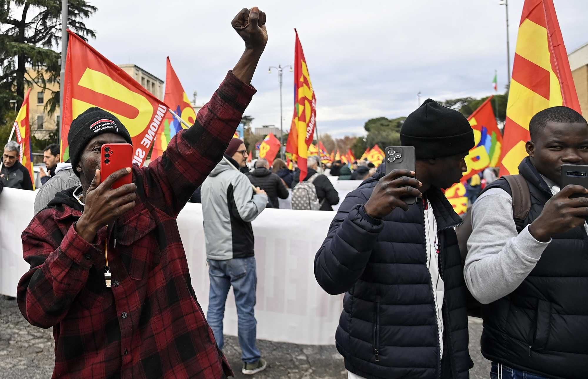 Il business dei «facili» permessi di soggiorno