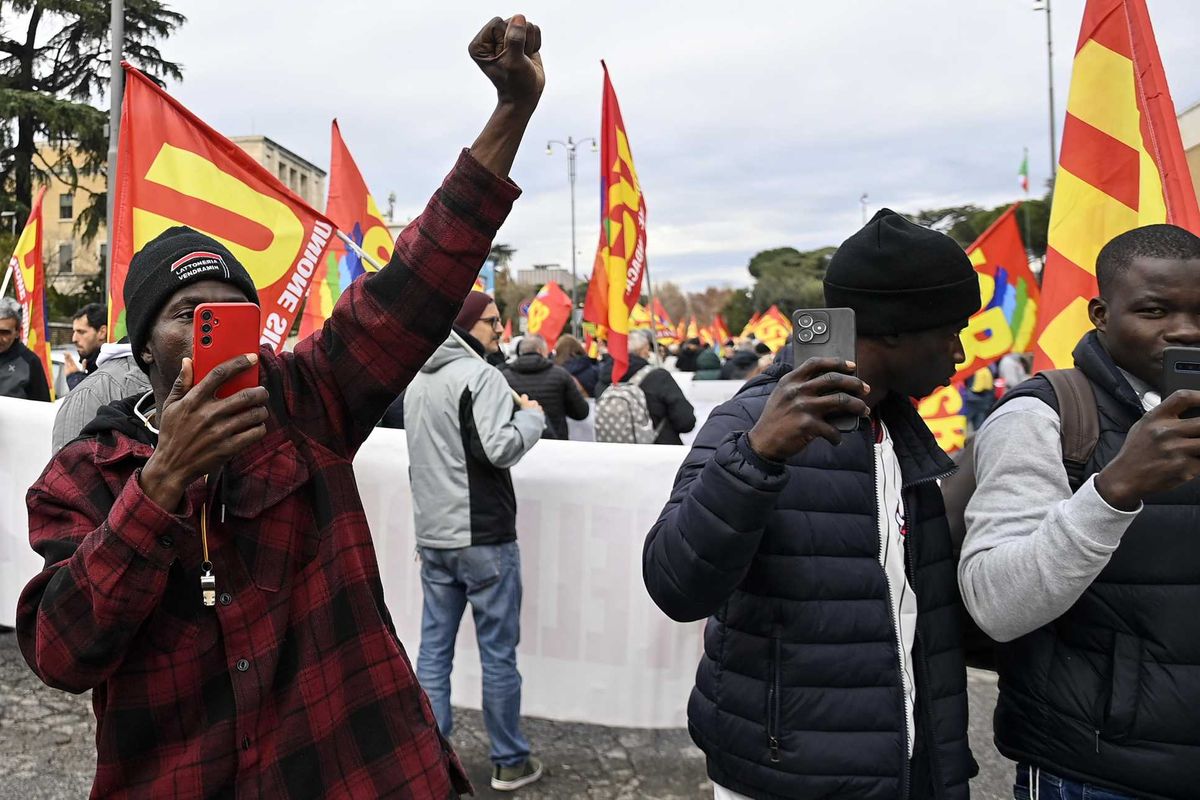 Il business dei «facili» permessi di soggiorno