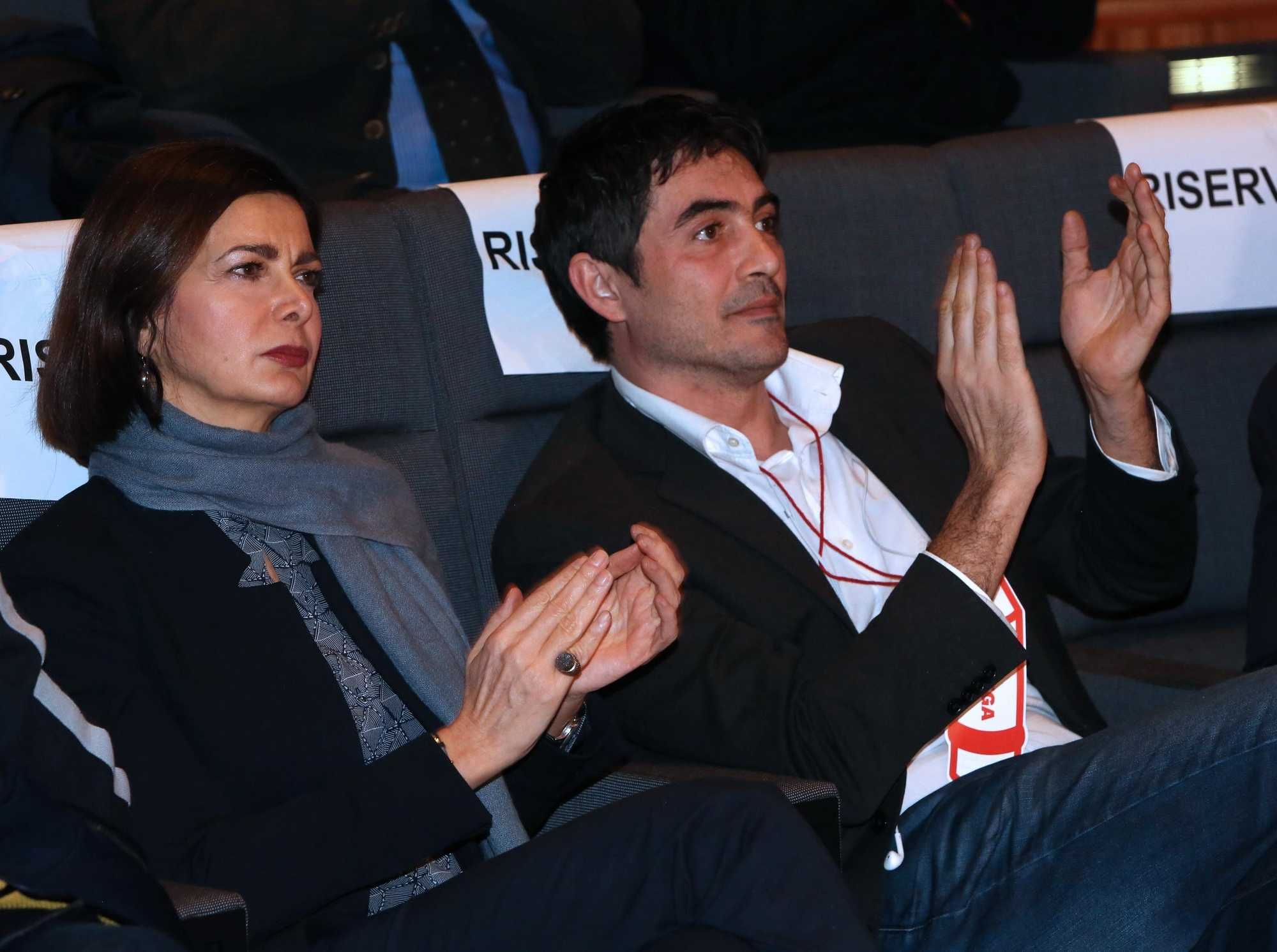 Il silenzio imbarazzato di chi sfilava con loro