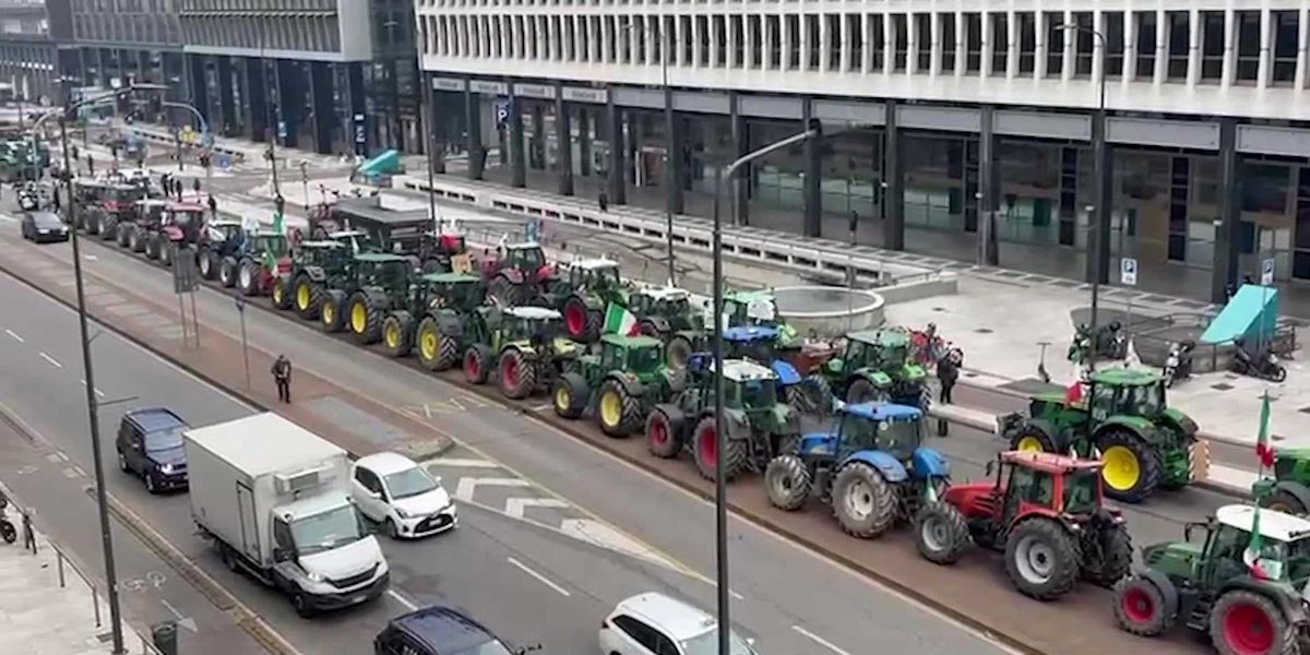 trattori in strada a milano agricoltori in protesta contro il mercosur da Laverita.info trattori in strada a milano agricoltori in protesta contro il mercosur