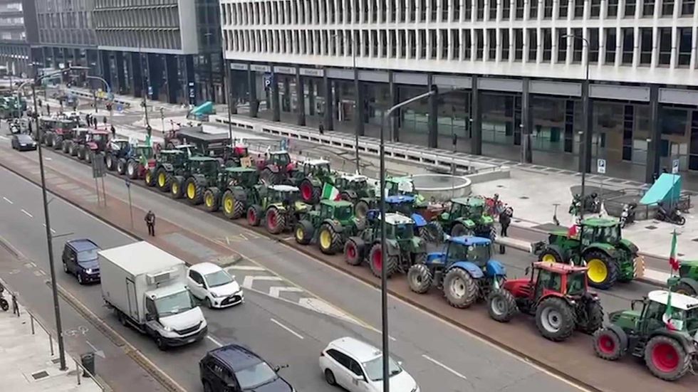 Trattori in strada a Milano: agricoltori in protesta contro il Mercosur