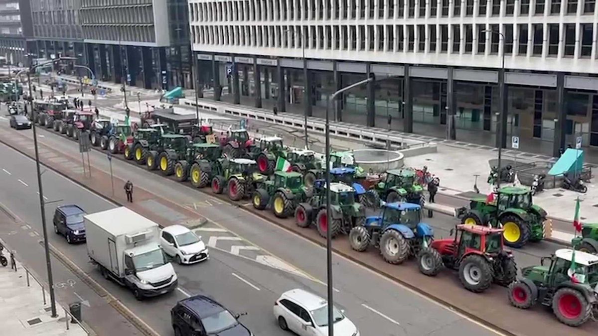 Trattori in strada a Milano: agricoltori in protesta contro il Mercosur