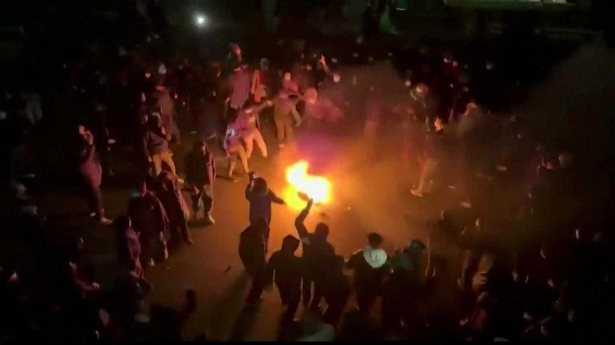 Iran, i Pasdaran sono in massima allerta. Spari sulla folla e migliaia di arresti