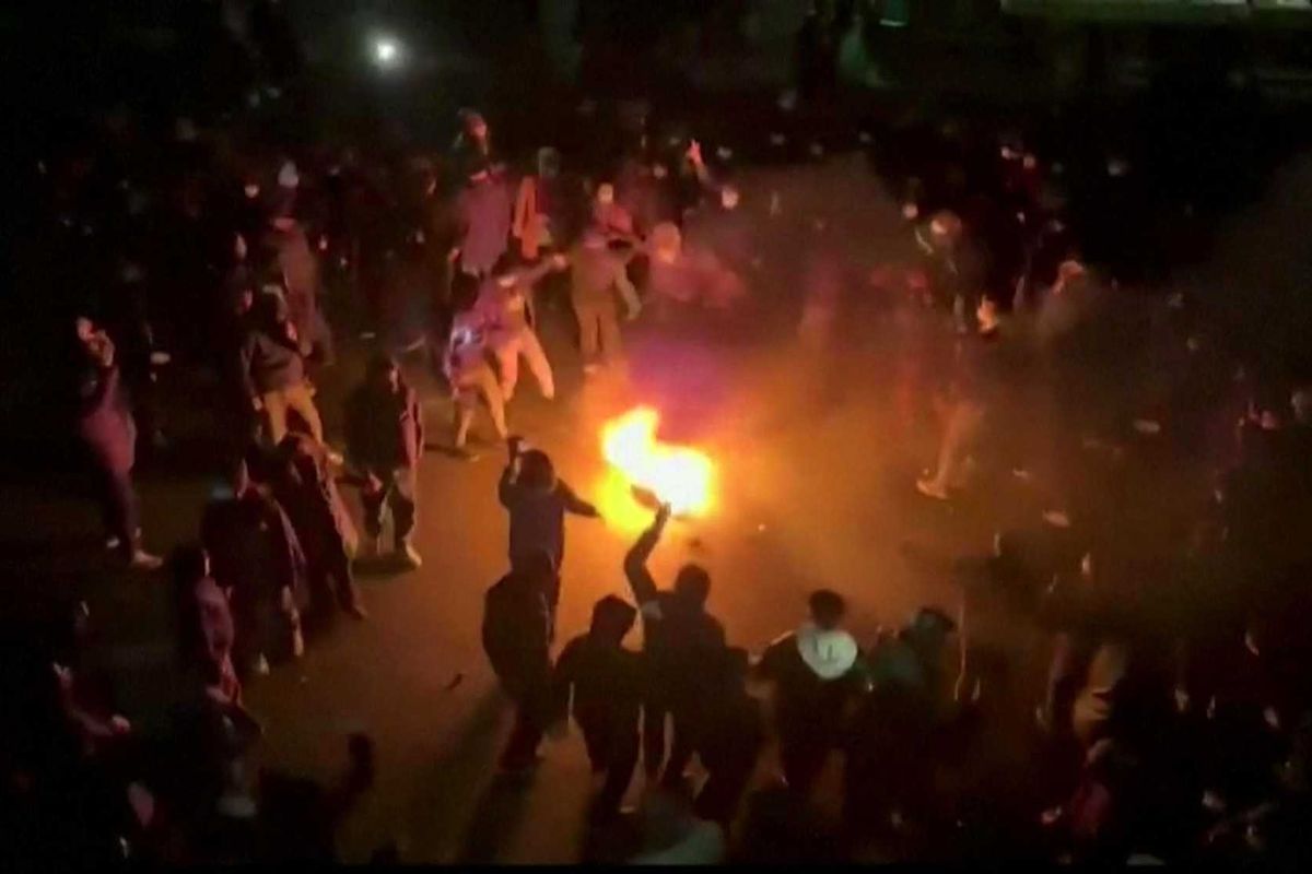 Iran, i Pasdaran sono in massima allerta. Spari sulla folla e migliaia di arresti