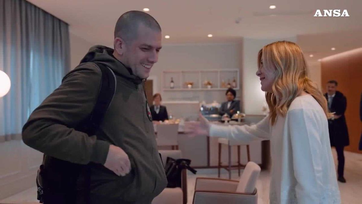 Atterrato a Ciampino l'aereo con Trentini e Burlò, accolti da Meloni e Tajani