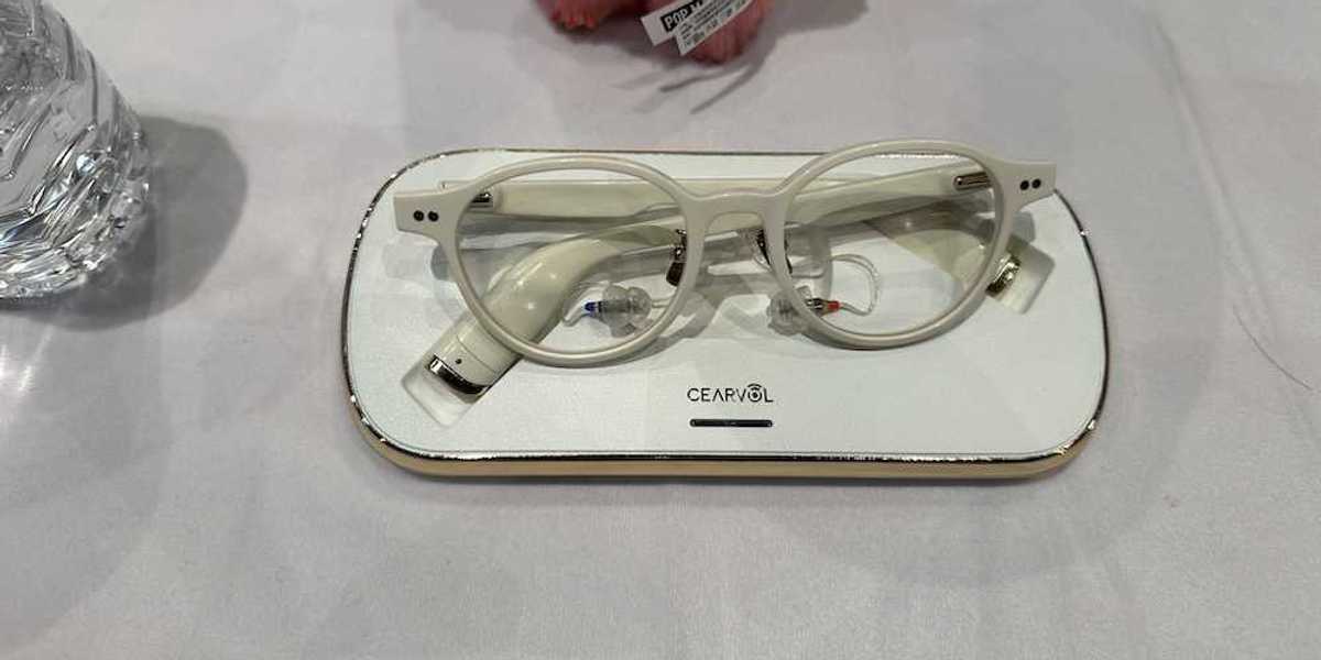 photo of Cearvol Lyra in a charging case