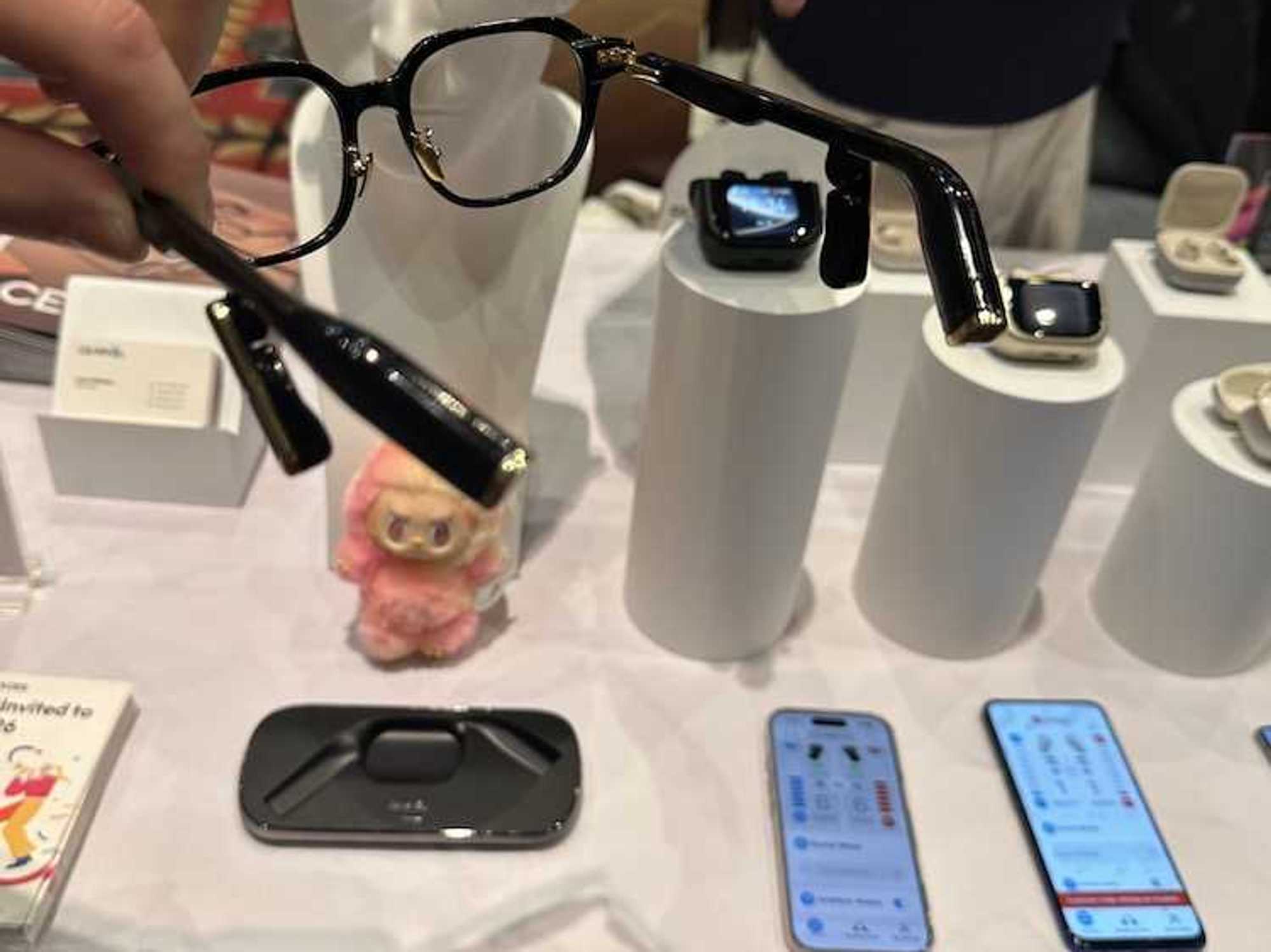 a person holding Cearvol Lyra photo at CES Show 2026