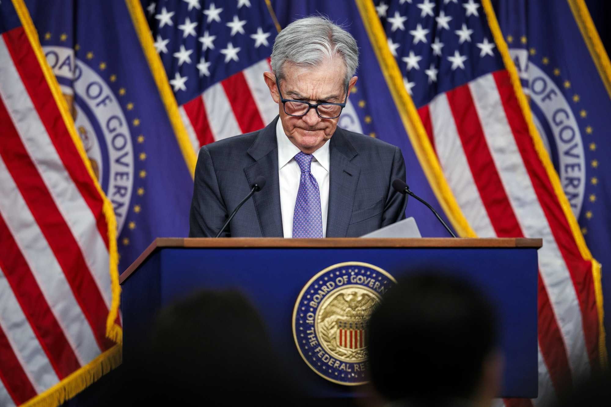 Guerra aperta tra la Fed e Trump: fuga dal dollaro, ancora oro record