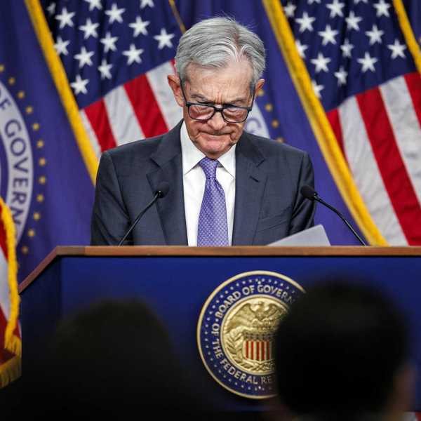 Guerra aperta tra la Fed e Trump: fuga dal dollaro, ancora oro record