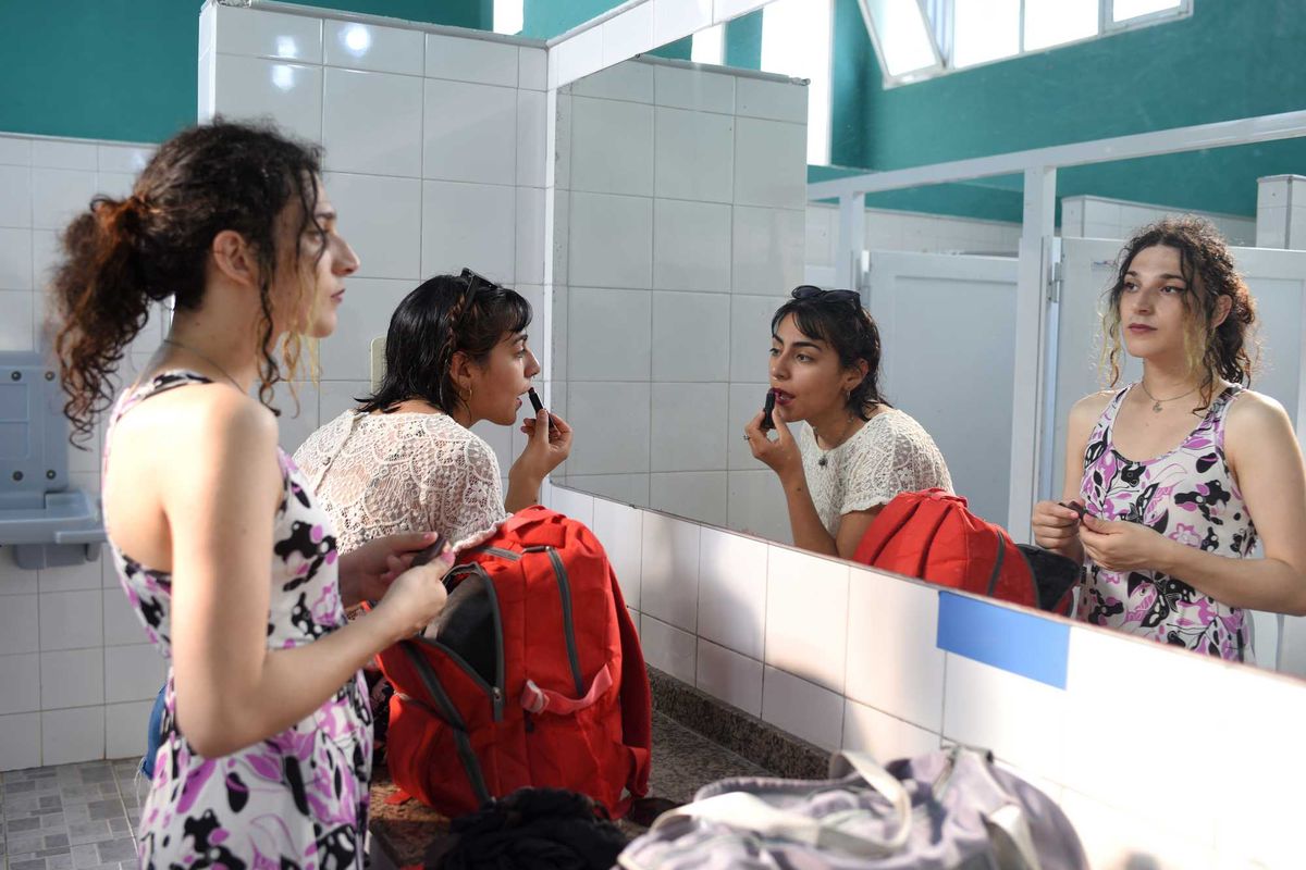 Una sentenza ripristina il buonsenso: no ai trans negli spogliatoi femminili