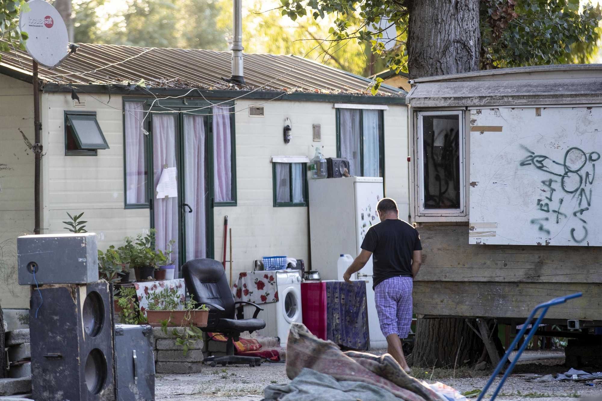 Furti, truffe, violenze e ospedali assaltati. Ora bisogna chiudere tutti i campi rom