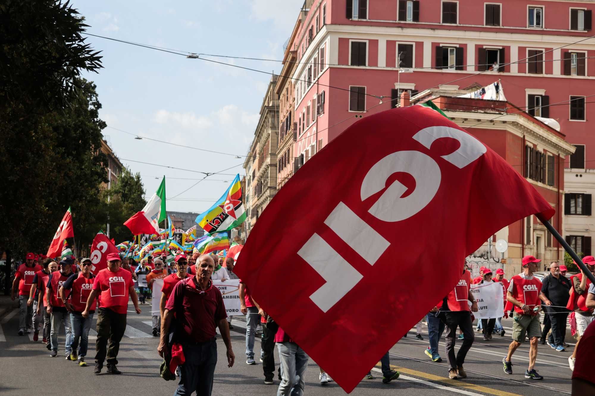 Cgil antitoghe: «Sciopero se toccate i nostri»