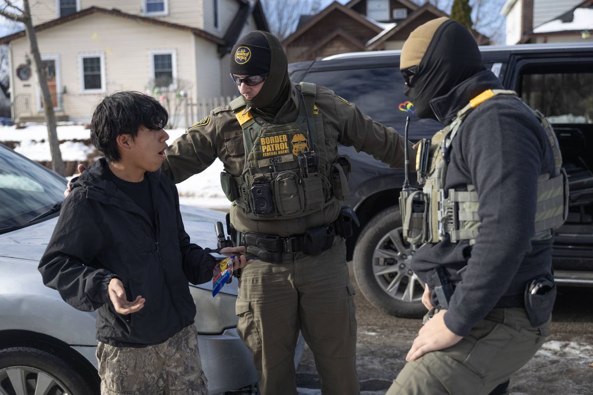 Trumps DHS wegen gesetzeswidriger Kontrollen und Verhaftungen in Minnesota ...