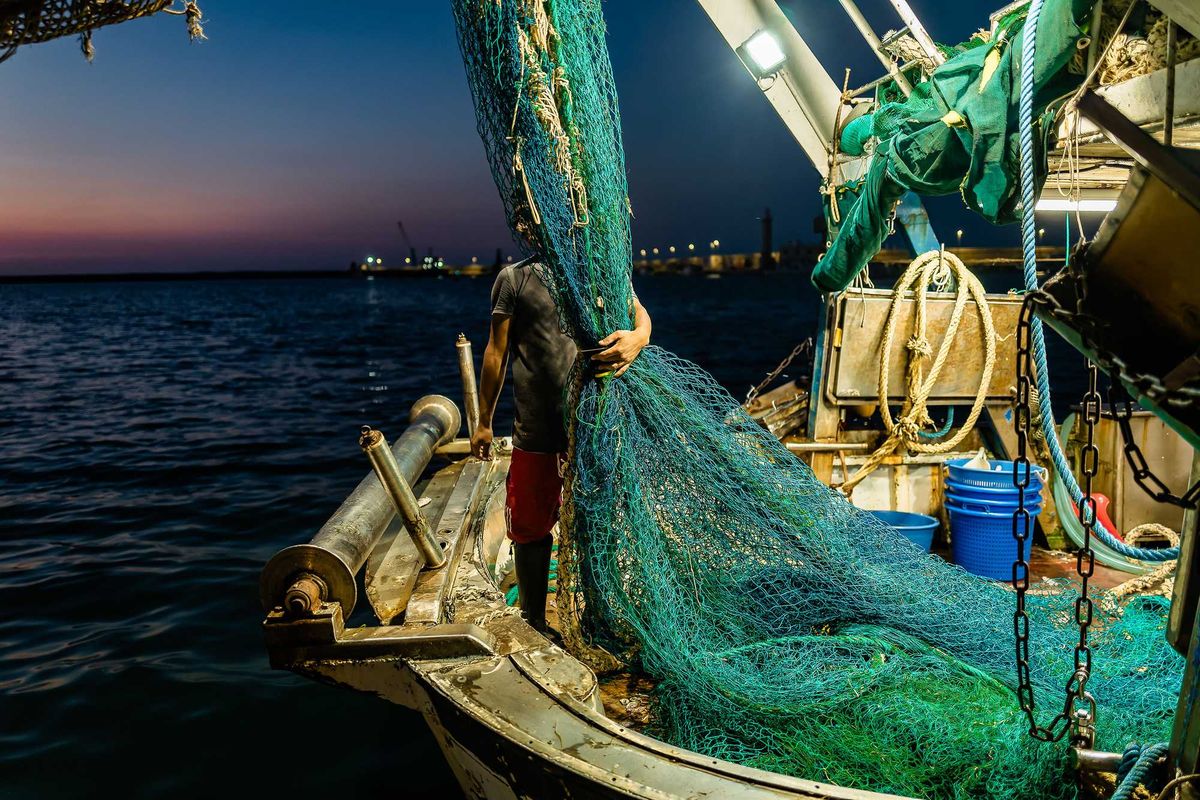L’Ue affoga i pescatori in un mare di regole e spalanca le porte al pesce del Marocco