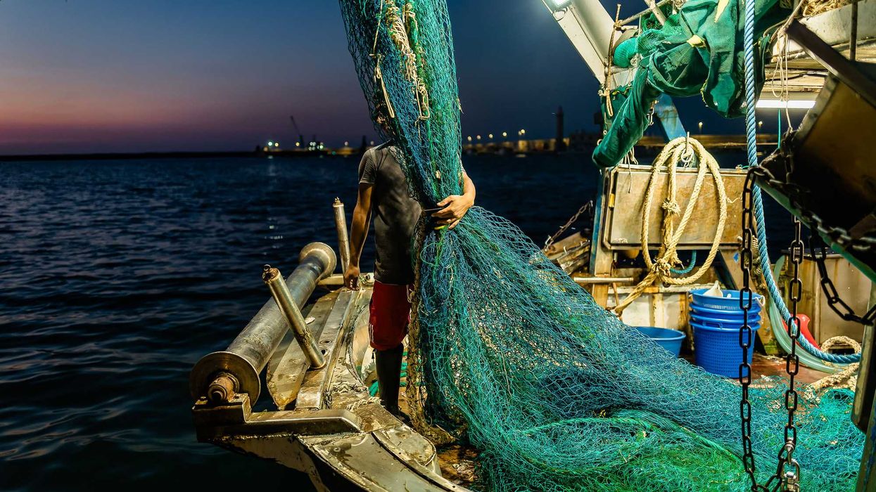 L’Ue affoga i pescatori in un mare di regole e spalanca le porte al pesce del Marocco