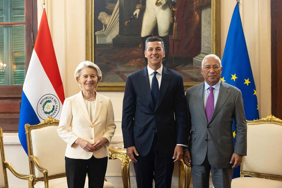 Ursula in Paraguay firma il Mercosur e sotterra la democrazia europea