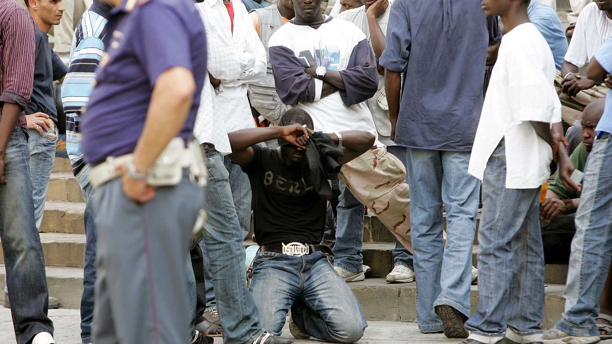 La misura più educativa è rimpatriare lo straniero che non rispetta le leggi