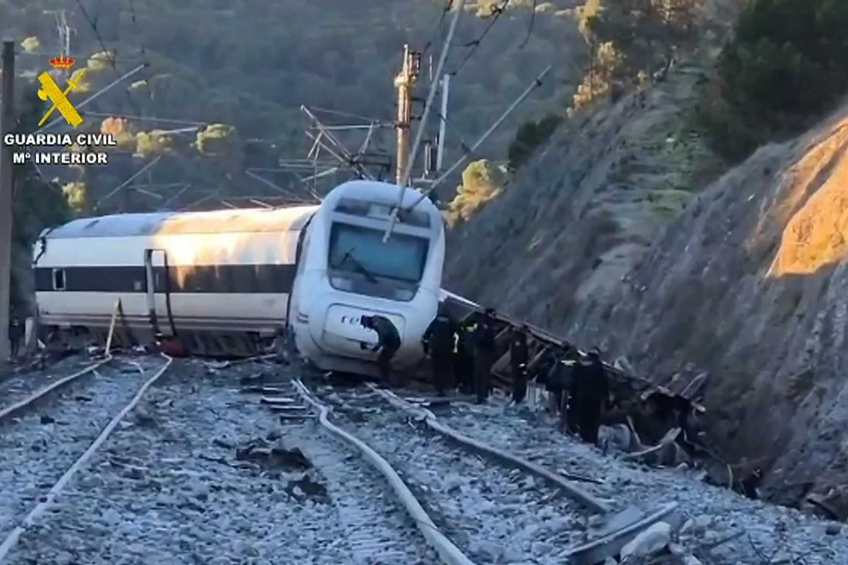 Schianto fra treni, strage in Spagna per un binario guasto da tempo