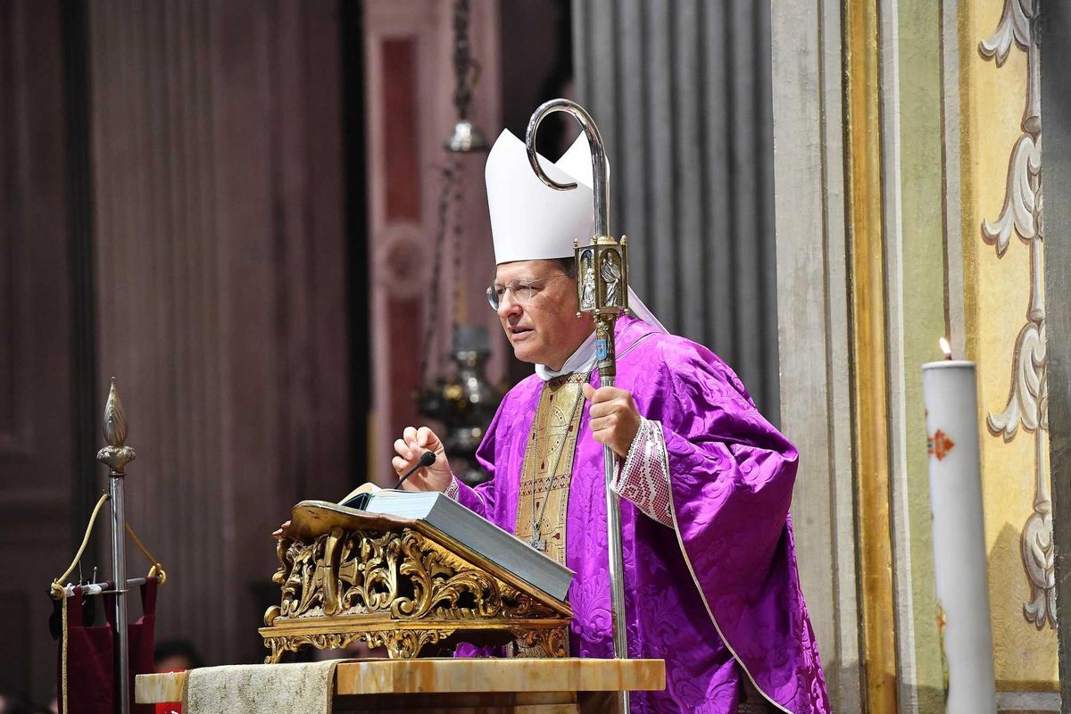 Il vescovo va in Tesla
alla mensa dei poveri