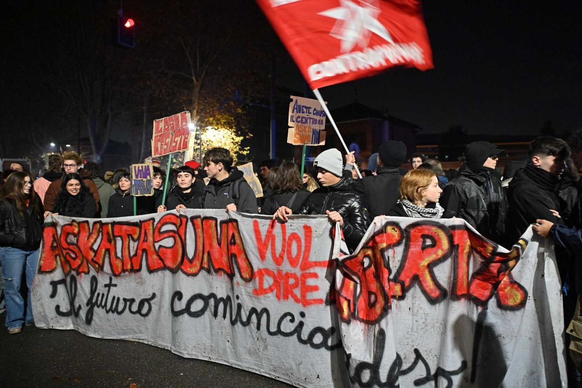 Aggredirono i poliziotti: liberati