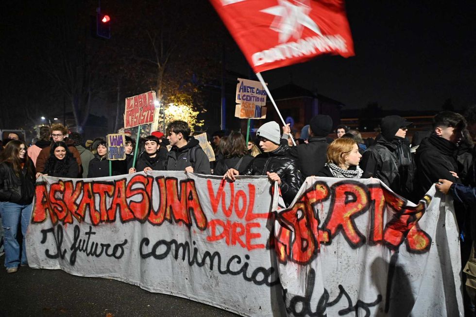 Aggredirono i poliziotti: liberati