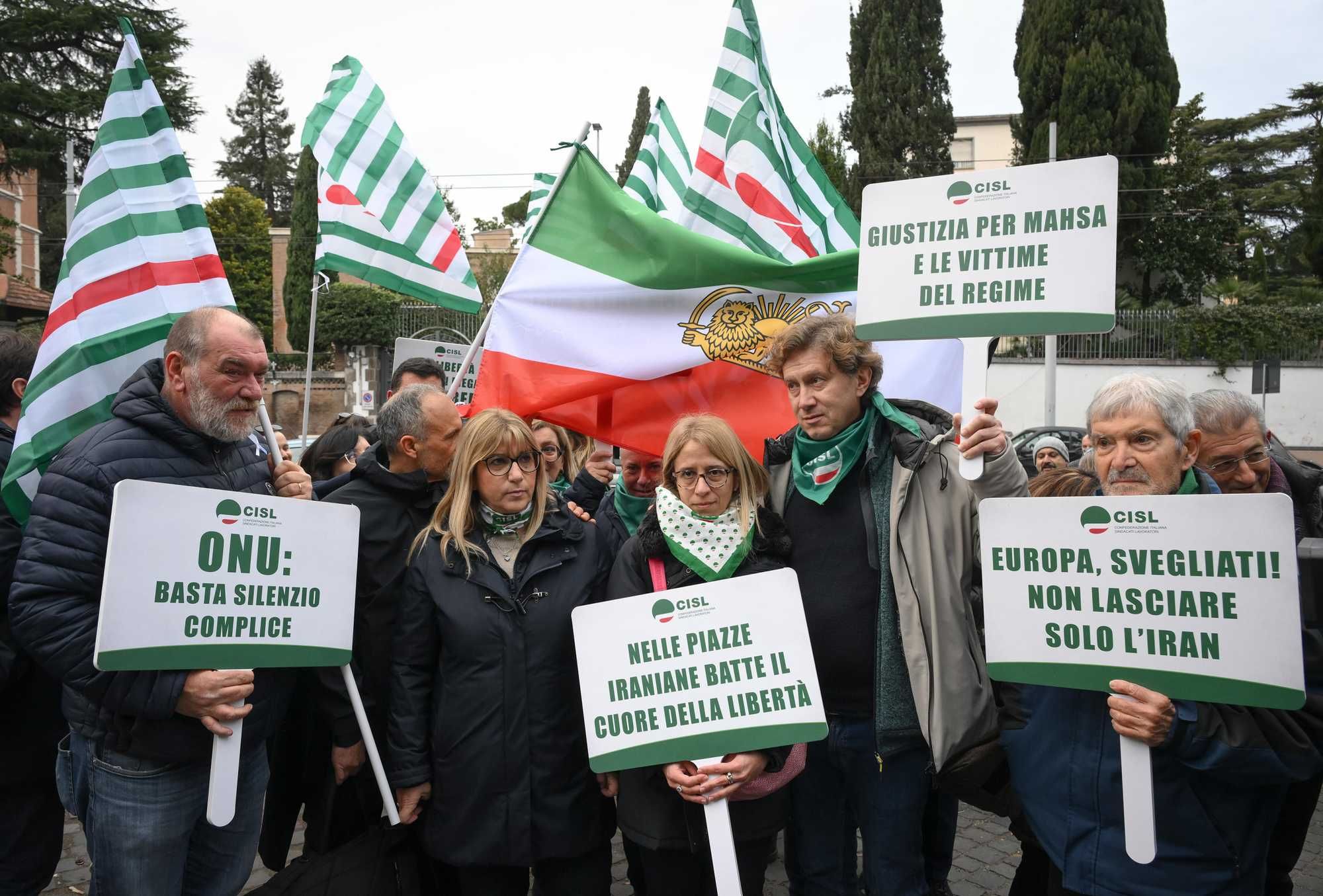 Se la Cgil va in piazza per i dittatori la Cisl sfila per la libertà in Iran