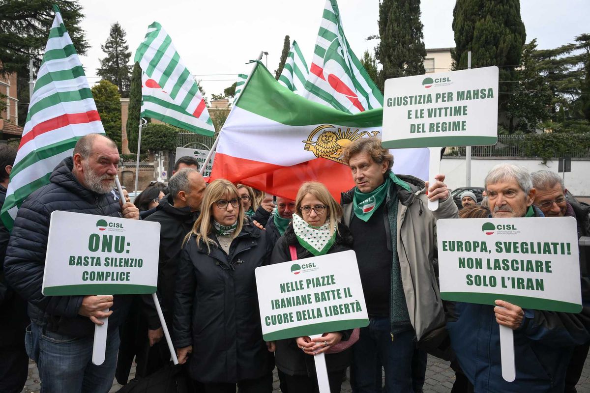 Se la Cgil va in piazza per i dittatori la Cisl sfila per la libertà in Iran