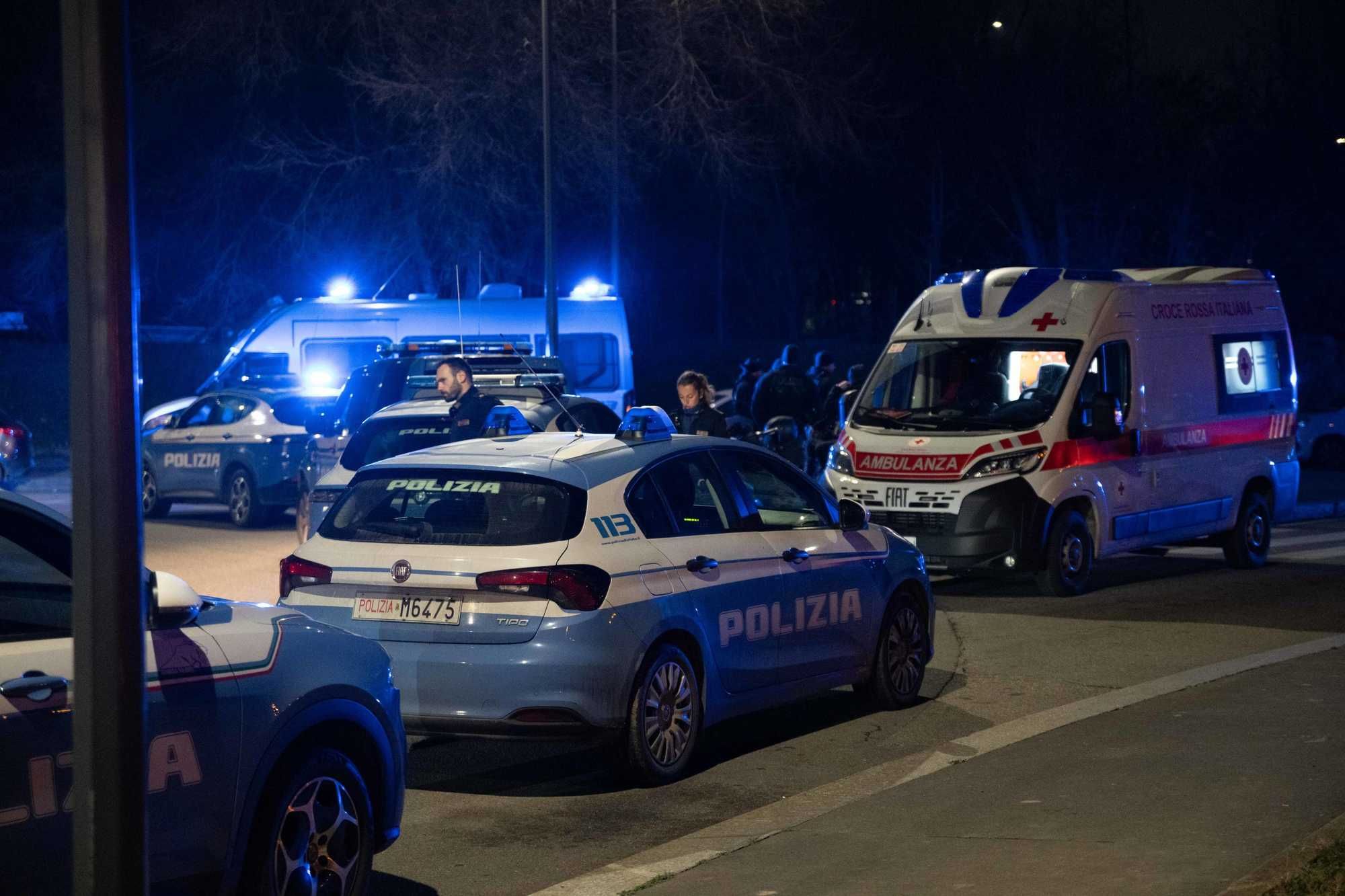 Punta pistola agli agenti: freddato un pusher